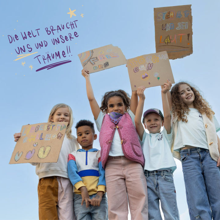 Kinder mit Transparenten und dem Schriftzug "Die Welt braucht uns und unsere Träume"