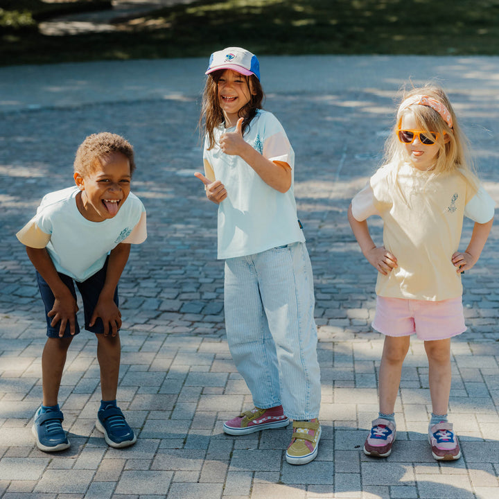 Drei Kinder mit Mira Shirts