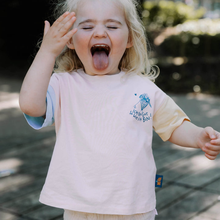 T-Shirt Vorderseite: Das fliegende Haus "Ich bin gut so wie ich bin"
