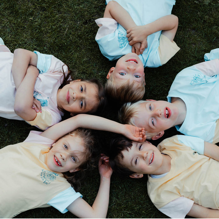 Kinder mit Mira Shirts