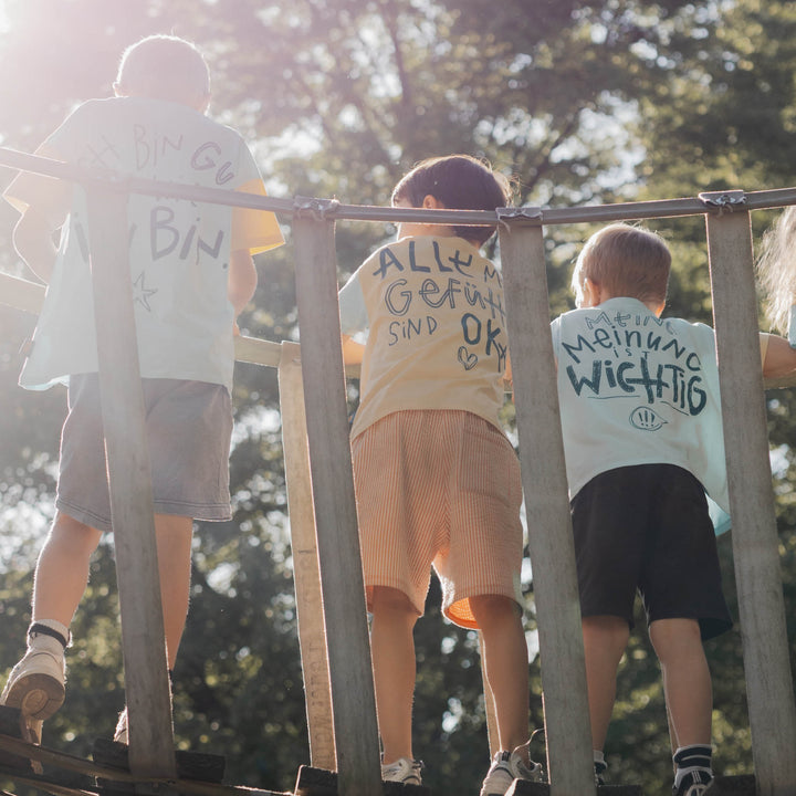 Kinder mit Mira Shirts