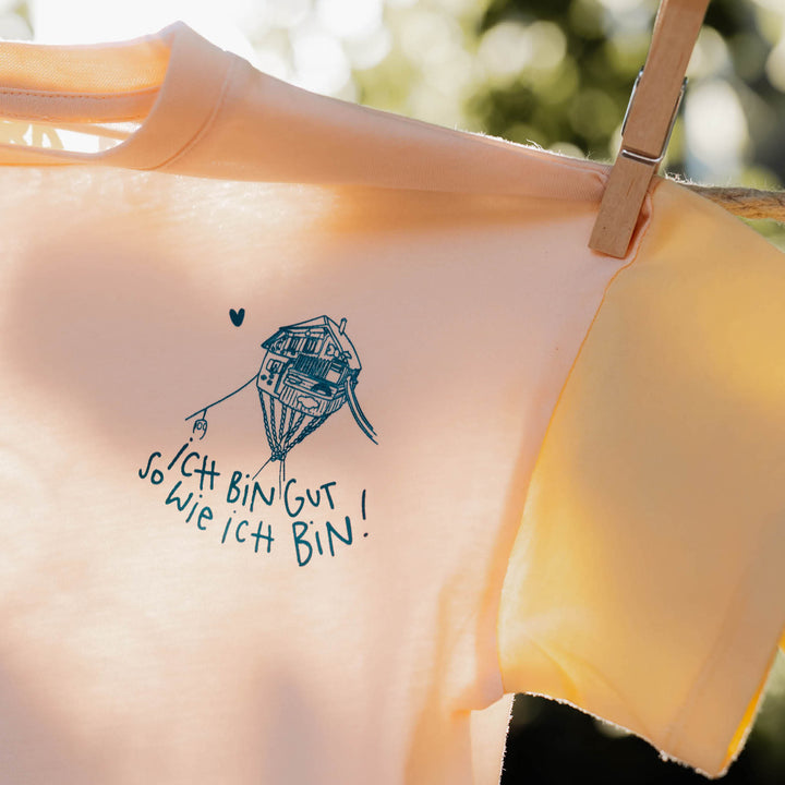 T-Shirt Vorderseite: Das fliegende Haus "Ich bin gut so wie ich bin"