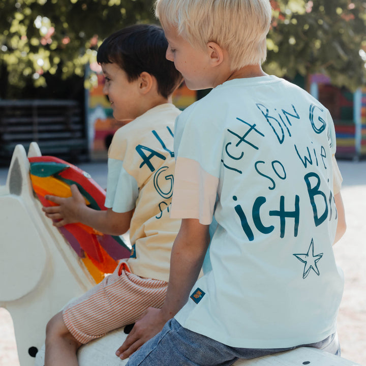 Kinder mit Mira Shirts