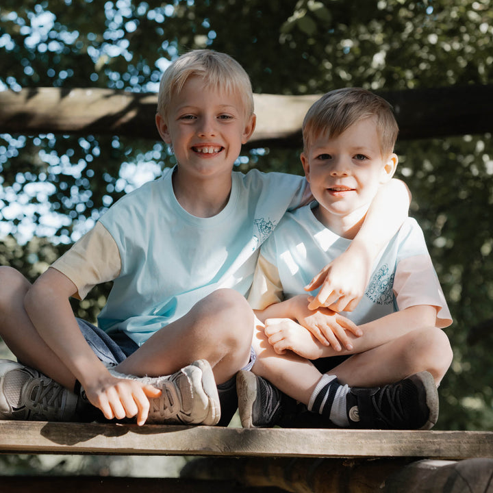 Kinder mit Mira Shirts