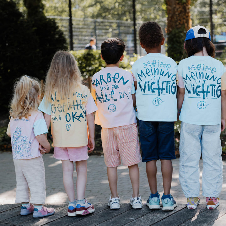 Kinder mit Mira Shirts