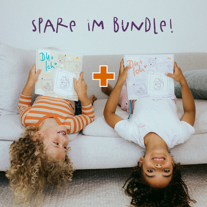 Zwei lachende Kinder liegen kopfüber auf einer Couch und halten je ein Exemplar von &